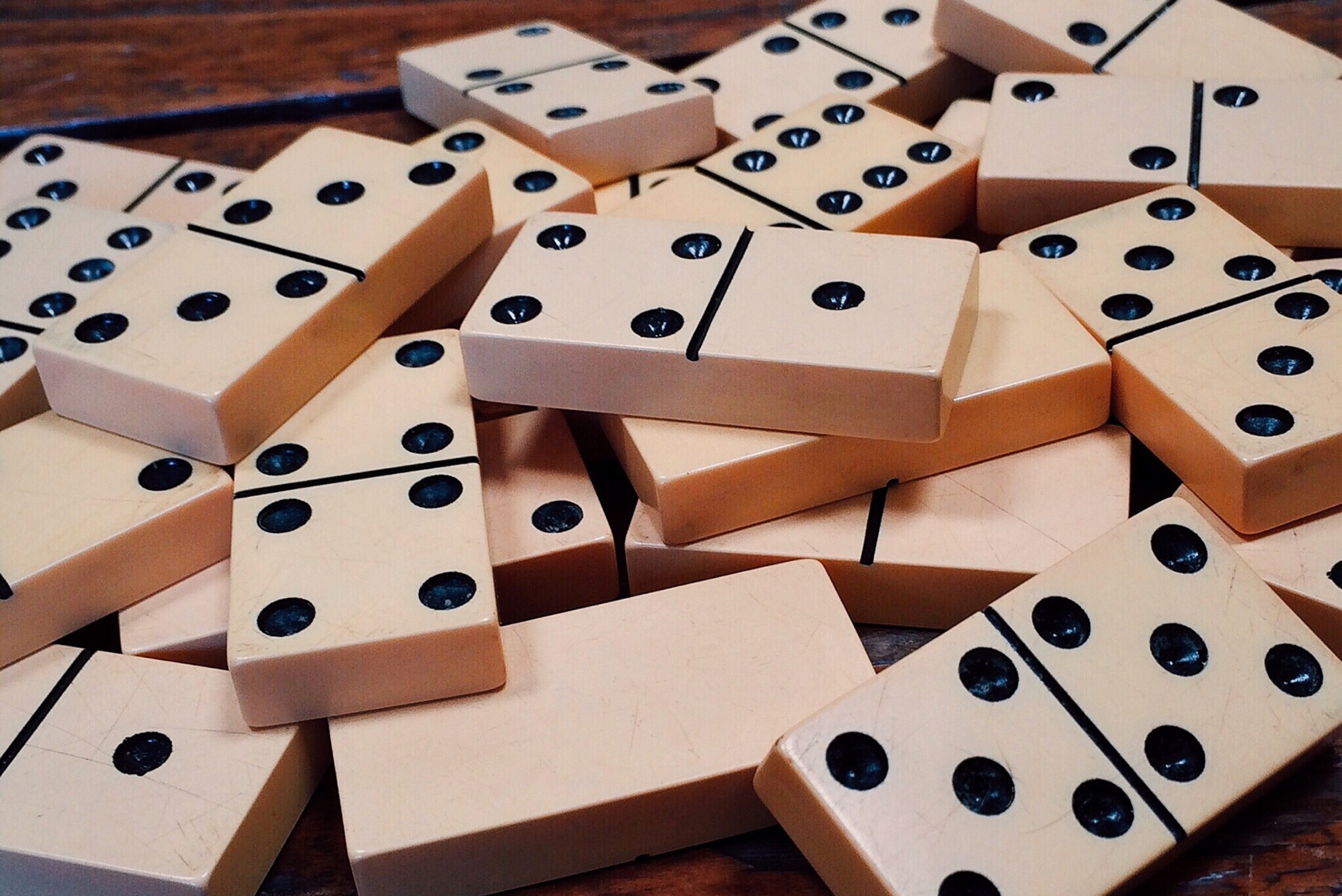 26 off on HandCrafted Dominos in Wooden Storage Box OneDayOnly.co.za