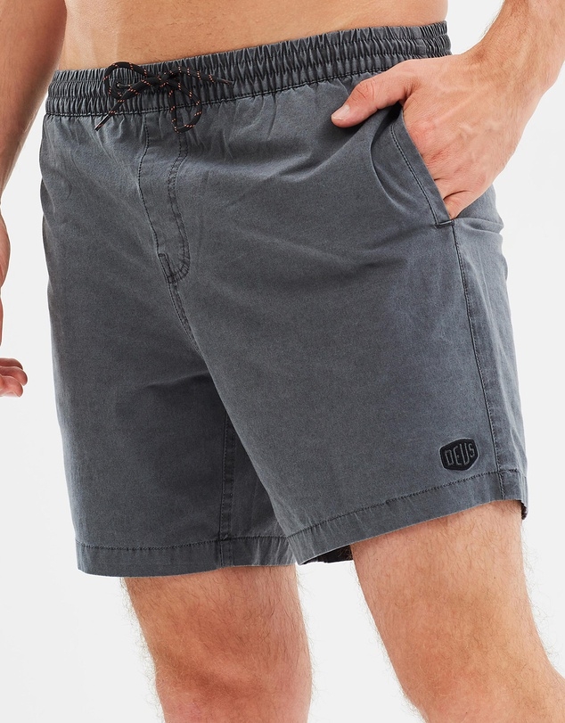 deus ex machina sandbar solid garment dye shorts